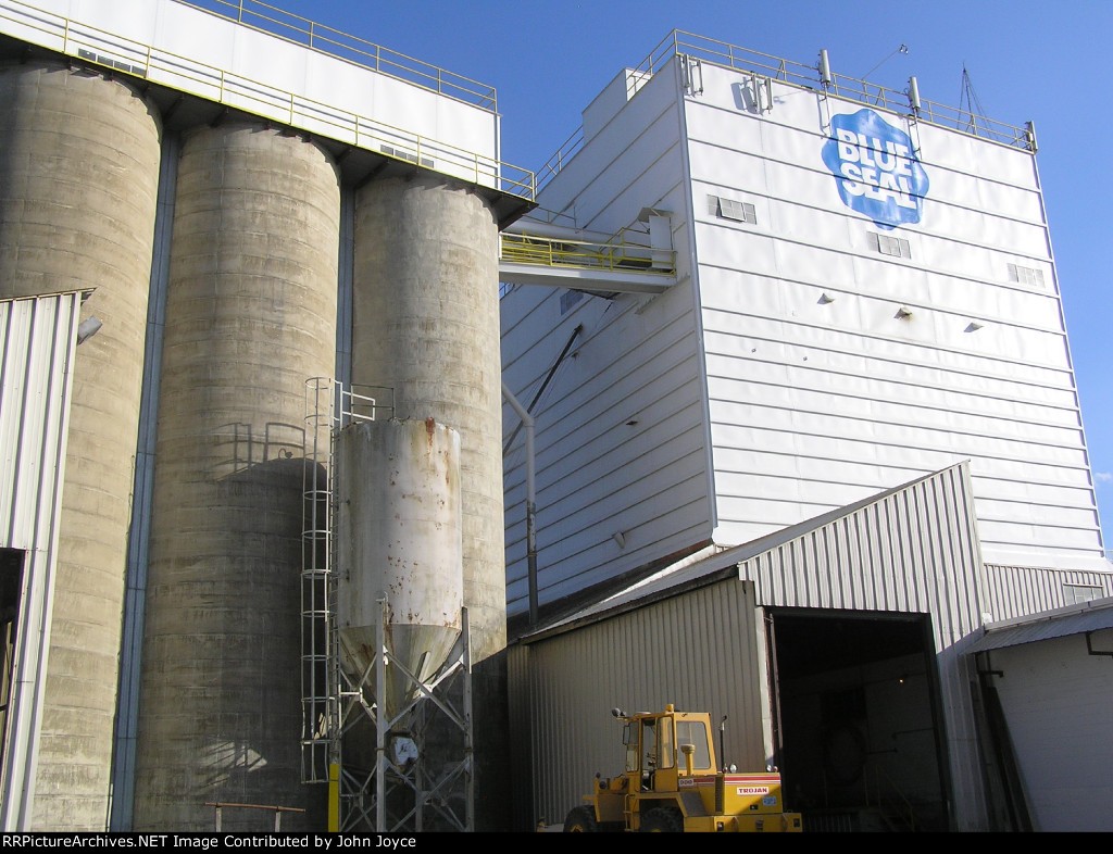 4-H Poultry Feed Manufacturing Tour
