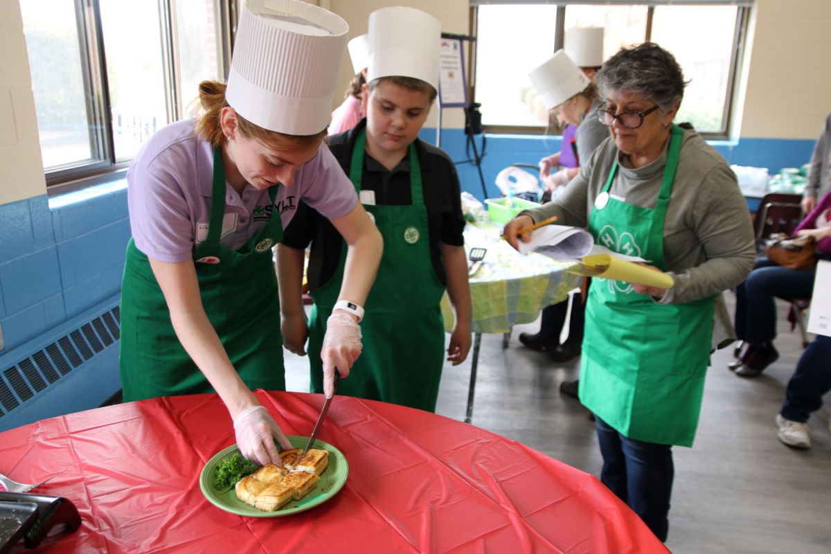 4-H members making grilled cheese sandwiches in Belknap County