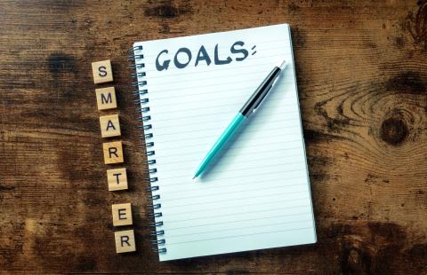 Smarter goals concept, a notepad with the handwritten word, ready for writing a list or a plan, top shot on a wooden desk. By laplateresca/adobe.stock.com