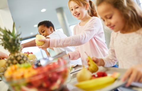 Pupils in elementary school at the fruit buffet.