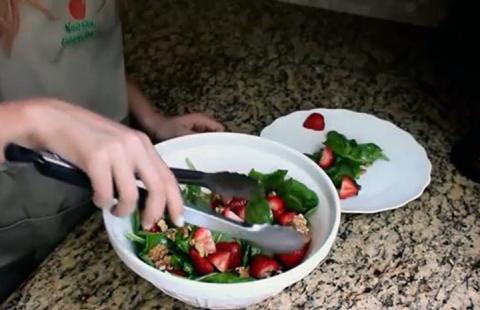 Spinach and Strawberry Salad with Walnuts and Homemade Dressing