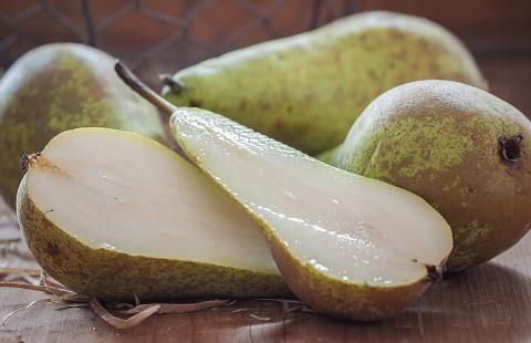 Image of fresh pears, one is sliced in half.