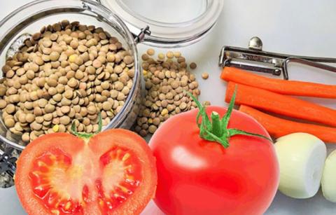 Jar of lentils with fresh tomato, onion and carrots.