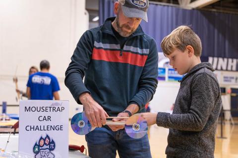 4-H SPIN facilitator volunteer at 4-H STEM event