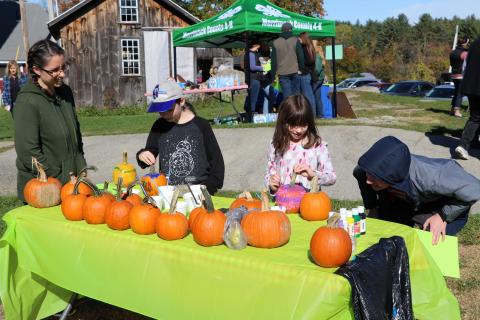 kids paint pumpkins