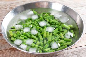 green beans cooling in ice water