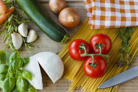 Pasta con calabacín fresco, tomate, ajo, cebolla, zanahoria, albahaca y romero.