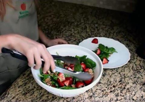 Spinach and Strawberry Salad with Walnuts and Homemade Dressing