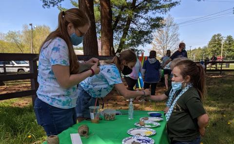 Making 4-H Pledge Bracelets 