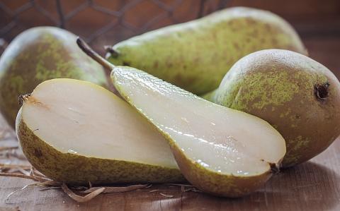 Image of fresh pears, one is sliced in half.