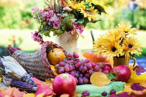 A table of healthy Thanksgiving and holiday foods.